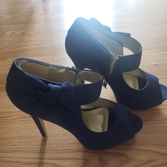 Shoes - Picture 2 of 2